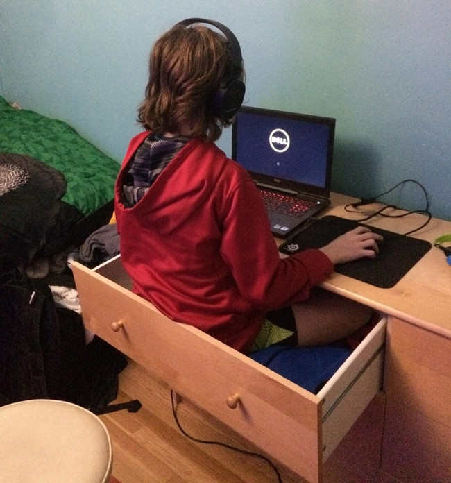 Chiếc ghế quá xa tầm với nên thôi mở luôn hộc tủ ngồi làm việc cho gọn. 