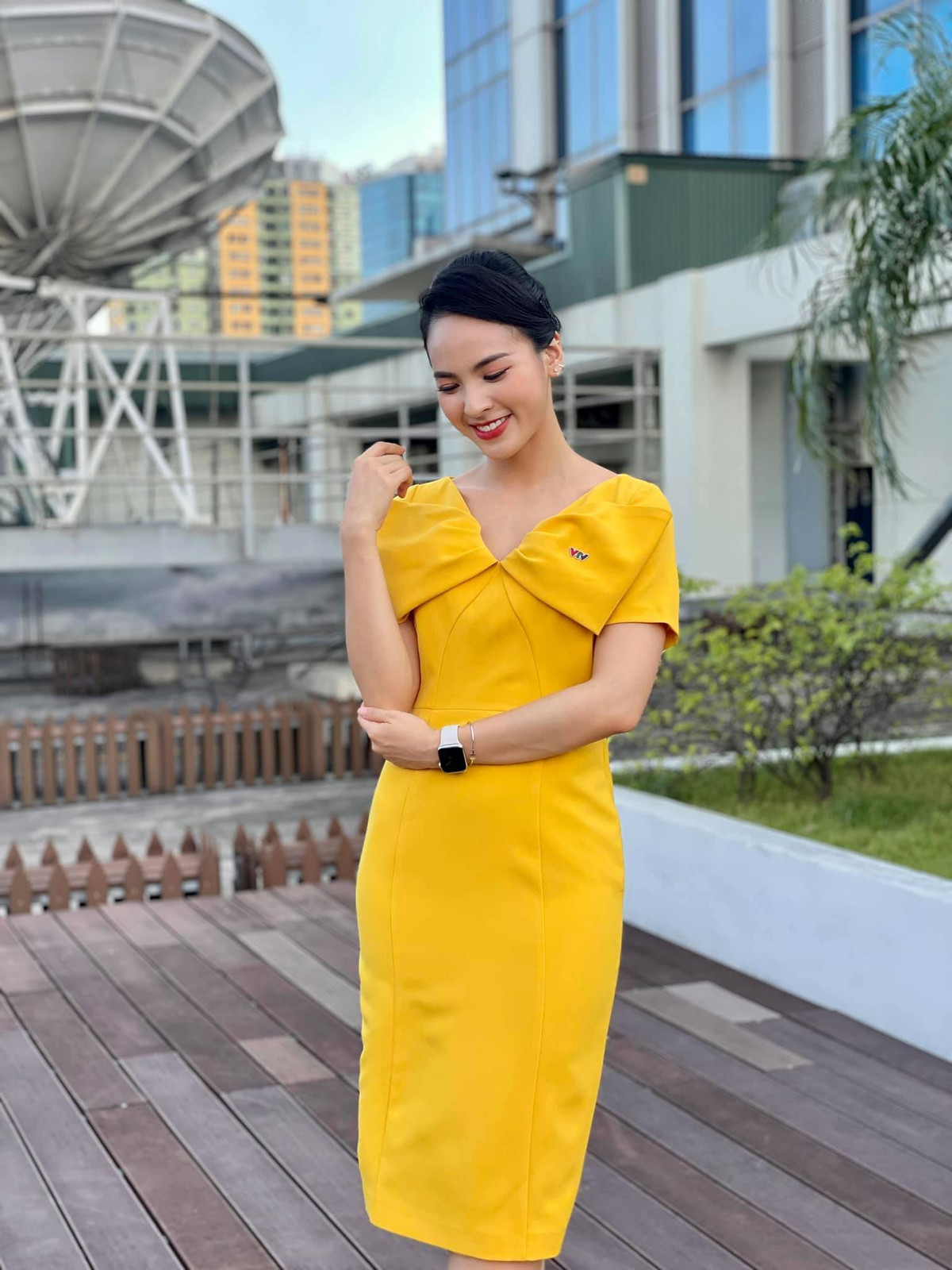 Hiện tại bên cạnh công việc chuyên môn, Quỳnh Nga vẫn dành thời gian để chăm sóc bản thân, gia đình và giải trí. Cô còn dành ra 1,5 - 2 tiếng mỗi ngày để học tiếng Pháp. “Bên cạnh đó, do dịch bệnh mà Nga cũng hạn chế ra ngoài hơn, ở nhà nhiều hơn. Thành ra cũng có nhiều thời gian với gia đình, vì mọi người cũng hạn chế ra ngoài mà. Khi có thể thì rủ mẹ đi mua sắm hoặc đi ăn, hai mẹ con lại trò chuyện, tâm sự”, Quỳnh Nga chia sẻ.