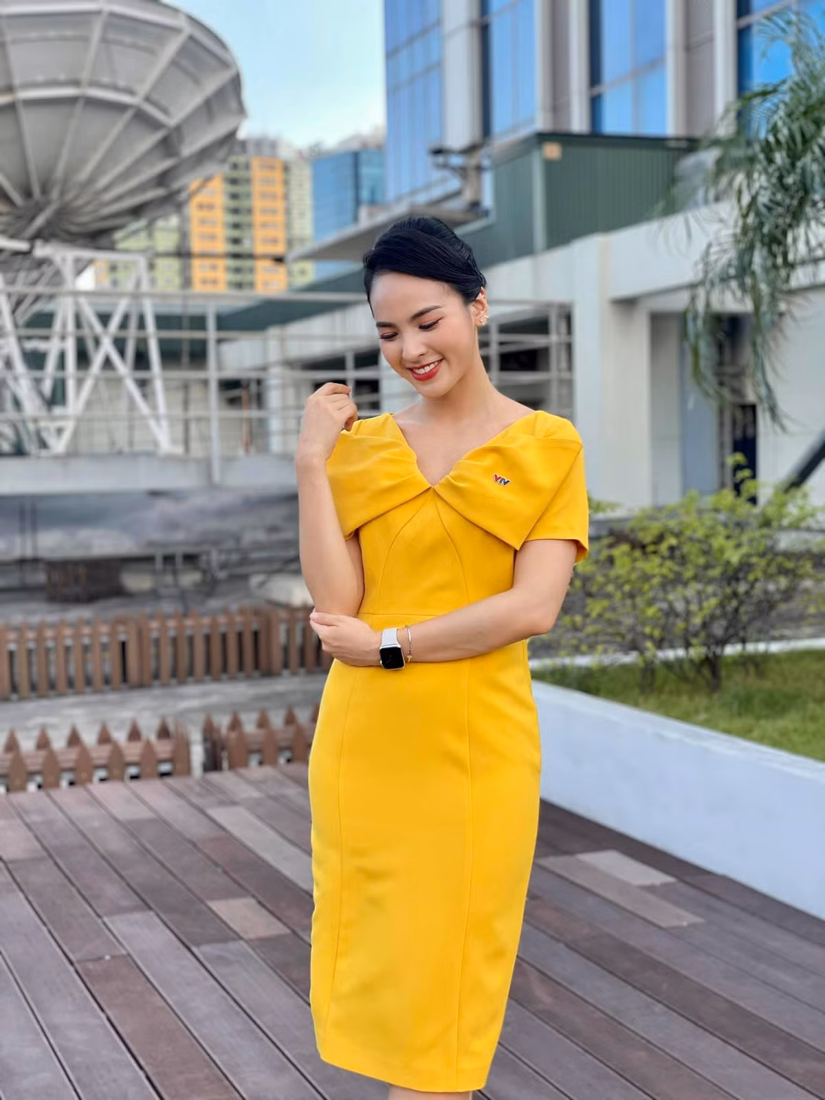 Hiện tại bên cạnh công việc chuyên môn, Quỳnh Nga vẫn dành thời gian để chăm sóc bản thân, gia đình và giải trí. Cô còn dành ra 1,5 - 2 tiếng mỗi ngày để học tiếng Pháp. “Bên cạnh đó, do dịch bệnh mà Nga cũng hạn chế ra ngoài hơn, ở nhà nhiều hơn. Thành ra cũng có nhiều thời gian với gia đình, vì mọi người cũng hạn chế ra ngoài mà. Khi có thể thì rủ mẹ đi mua sắm hoặc đi ăn, hai mẹ con lại trò chuyện, tâm sự”, Quỳnh Nga chia sẻ.