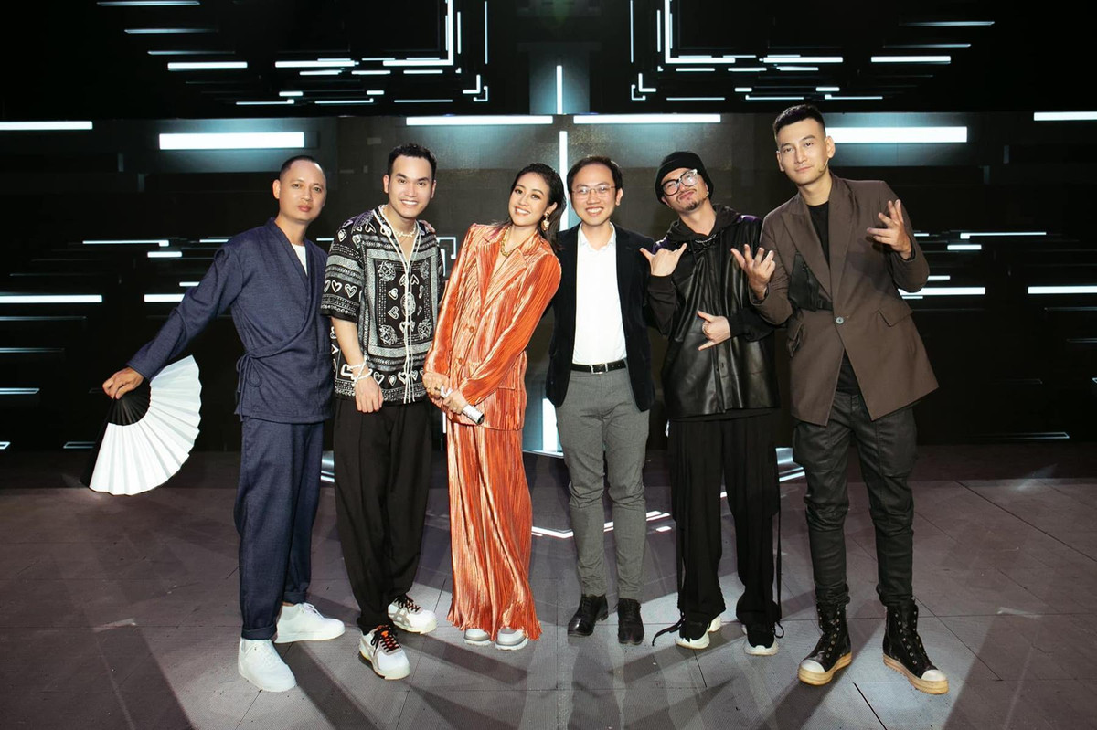 Tình hình dịch bệnh căng thẳng, MC Phí Linh cho biết công việc dẫn chương trình sự kiện trước đây vốn là nguồn thu nhập chính thì bây giờ chỉ còn 1-2 chương trình một tháng. Các chương trình sản xuất ở Đài cũng cắt giảm và điều kiện tác nghiệp hạn chế nên vài tháng cô mới làm một chương trình dài.