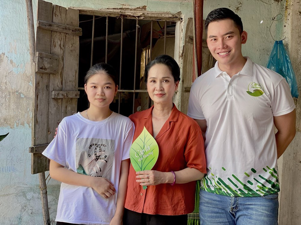 Trước đây, MC Mạnh Khang vốn quen với nhịp làm việc liên tục và di chuyển thường xuyên 63 tỉnh thành để đồng hành cùng các em nhỏ của Cặp lá yêu thương có hoàn cảnh khó khăn, thời gian gần đây phải hạn chế các chuyến công tác xa, nhất là tới những vùng gần dịch. Bên cạnh đó, tình hình dịch đã khiến nhiều gia đình lao động gặp khó khăn và ảnh hưởng, chính vì vậy anh và ê-kíp cũng có kế hoạch chuẩn bị trước phương án hỗ trợ sau khi dịch bệnh được ổn định.