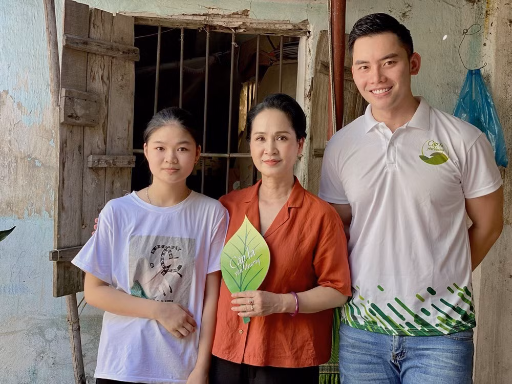 Trước đây, MC Mạnh Khang vốn quen với nhịp làm việc liên tục và di chuyển thường xuyên 63 tỉnh thành để đồng hành cùng các em nhỏ của Cặp lá yêu thương có hoàn cảnh khó khăn, thời gian gần đây phải hạn chế các chuyến công tác xa, nhất là tới những vùng gần dịch. Bên cạnh đó, tình hình dịch đã khiến nhiều gia đình lao động gặp khó khăn và ảnh hưởng, chính vì vậy anh và ê-kíp cũng có kế hoạch chuẩn bị trước phương án hỗ trợ sau khi dịch bệnh được ổn định.