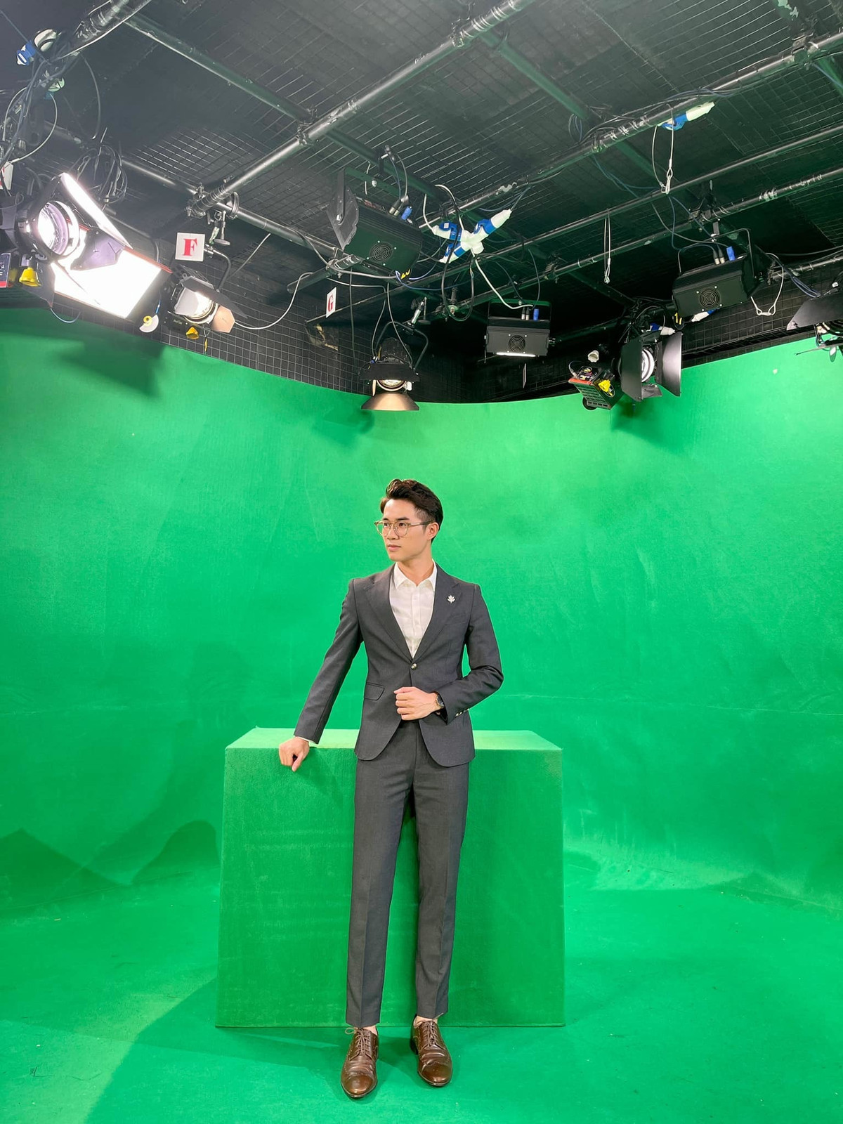 Nam MC cũng thường tự tạo niềm vui cho bản thân trong mùa dịch bằng cách chạy bộ hàng ngày. Nhưng khi thành phố hạn chế hoạt động thì sẽ dành thời gian tập tại nhà và ở bên gia đình nhiều hơn. “Cũng may mà còn có EURO 2020 để được sống với bóng đá dù phải ở trong nhà nữa”, Ngọc Thịnh cho biết.