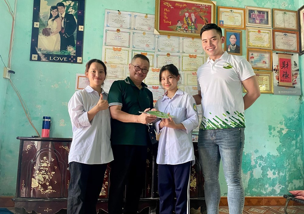 “Nhờ dịch Covid-19, Khang có thời gian gần với gia đình hơn, những bữa ăn được quây quần cùng cả nhà thường xuyên, không phải đi tác nghiệp xa nên có thêm thời gian dành chăm sóc bố mẹ, ông bà”, anh tâm sự. Ngoài ra, Mạnh Khang cũng nhận ra nhu cầu mua sắm và đi chơi, đi du lịch đang hạn chế lại, chính vì thế mà hơn một năm qua, nam BTV đã cố gắng tiết kiệm tiền cùng gia đình mua thêm một căn hộ.