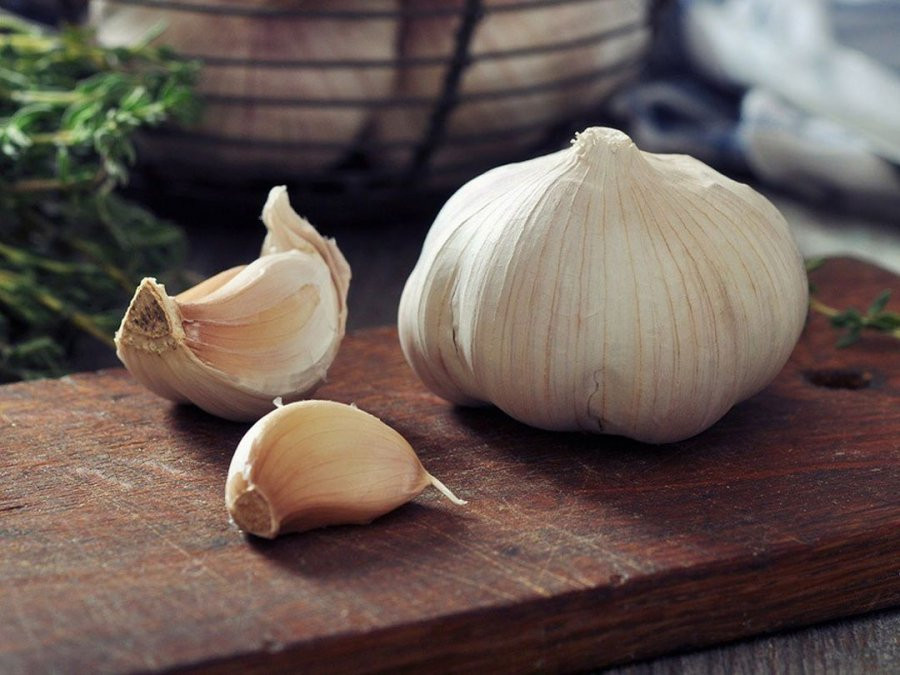 Đặt một nhánh tỏi dưới gối trước khi đi ngủ: Lợi ích bất ngờ - Hình 2 Dat mot nhanh toi duoi goi truoc khi di ngu: Loi ich bat ngo-Hinh-2