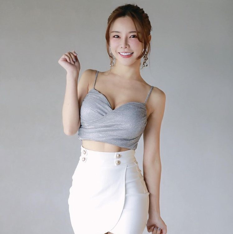 Thời gian rảnh rỗi, cô thích du lịch cùng bạn bè hoặc chăm sóc thú cưng. Trước đây, Yixuan thường xuyên được mời tham gia các sự kiện, lễ hội ở nước ngoài. Tuy nhiên thời gian dịch bệnh bùng phát, nhiều hoạt động phải tạm hoãn, cô tập trung hơn vào việc kinh doanh.