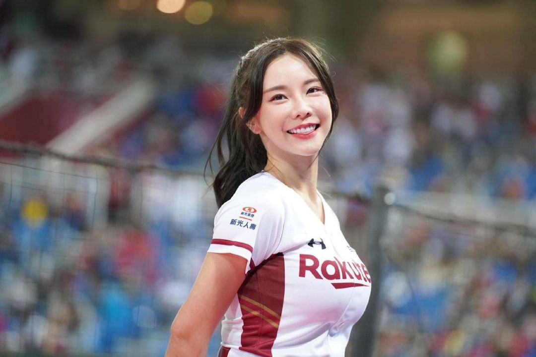 Yixuan luôn thu hút ánh nhìn mỗi khi xuất hiện trên sân cổ vũ. Không chỉ có vũ đạo đẹp mắt, cô nàng còn "đốn tim" người hâm mộ bằng nụ cười tươi, biểu cảm tinh nghịch và vóc dáng gợi cảm.