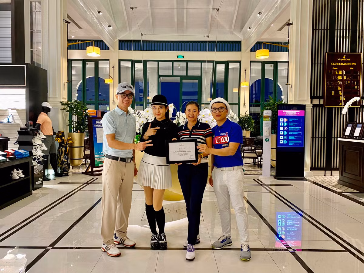 Giải năm nay có nhiều điểm số tốt được xác lập. Hai điểm Eagle đến từ golfer Quách Thị Thanh Thuần (thứ hai bên phải) tại hố 18 và Trần Duy Anh ở hố số 1. Golfer Thanh Thuần hạnh phúc khi ghi được cú Eagle đầu tiên trong sự nghiệp.