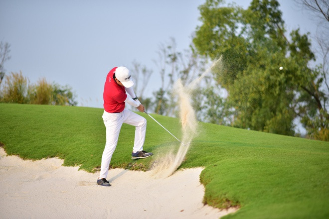 br/> Diễn viên Hồng Đăng có cú đánh bunker shot tuyệt đẹp. Nam diễn viên cho biết việc tham dự giải giúp anh có thêm những người bạn thú vị cùng chung đam mê golf. Đây là một hành trình mà anh không thể nào quên, với những chuyến đi tràn ngập tiếng cười.