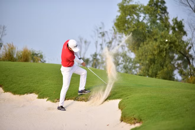 br/> Diễn viên Hồng Đăng có cú đánh bunker shot tuyệt đẹp. Nam diễn viên cho biết việc tham dự giải giúp anh có thêm những người bạn thú vị cùng chung đam mê golf. Đây là một hành trình mà anh không thể nào quên, với những chuyến đi tràn ngập tiếng cười.
