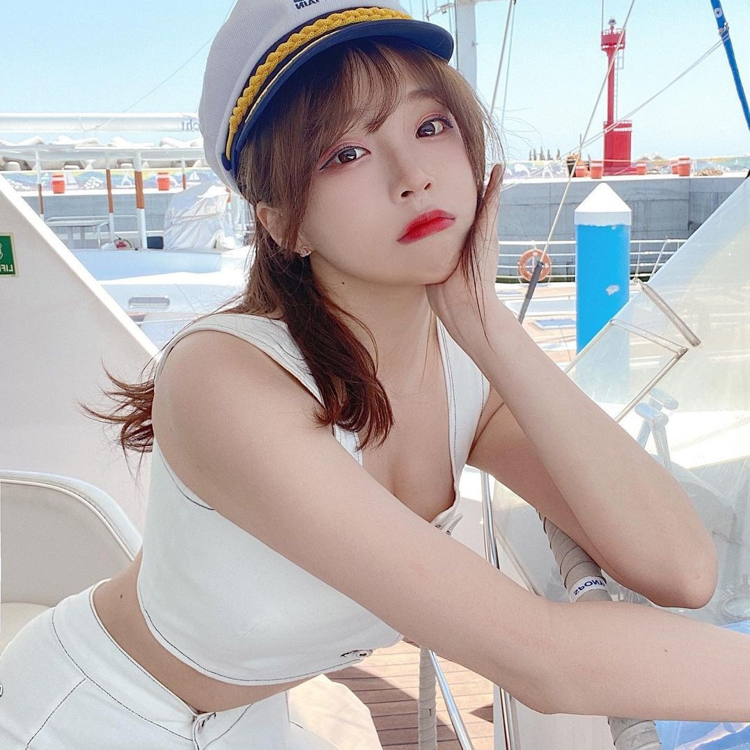 Nổi tiếng trên mạng giúp CoCo nhận được nhiều hợp đồng quảng cáo và có nguồn thu nhập lớn. Cô thường xuyên khoe tận hưởng cuộc sống sang chảnh, đi du lịch nhiều nơi trên thế giới.