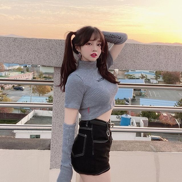 Hot girl Hàn Quốc còn có sở thích cosplay và thường xuyên hóa thân thành những nhân vật hoạt hình. Cô được nhận xét là "tắc kè hoa" khi tự tin thể hiện mình trong nhiều phong cách khác nhau, từ năng động đến quyến rũ.