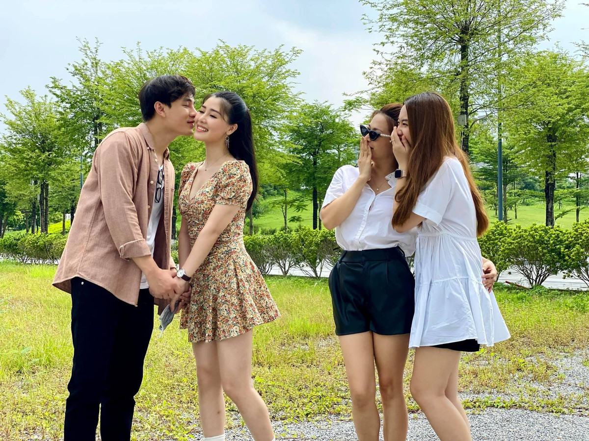 Đứng cạnh dàn diễn viên trẻ hơn mình cả chục tuổi nhưng Kiều Anh vẫn rất trẻ trung, phong cách và có phần nổi bật.