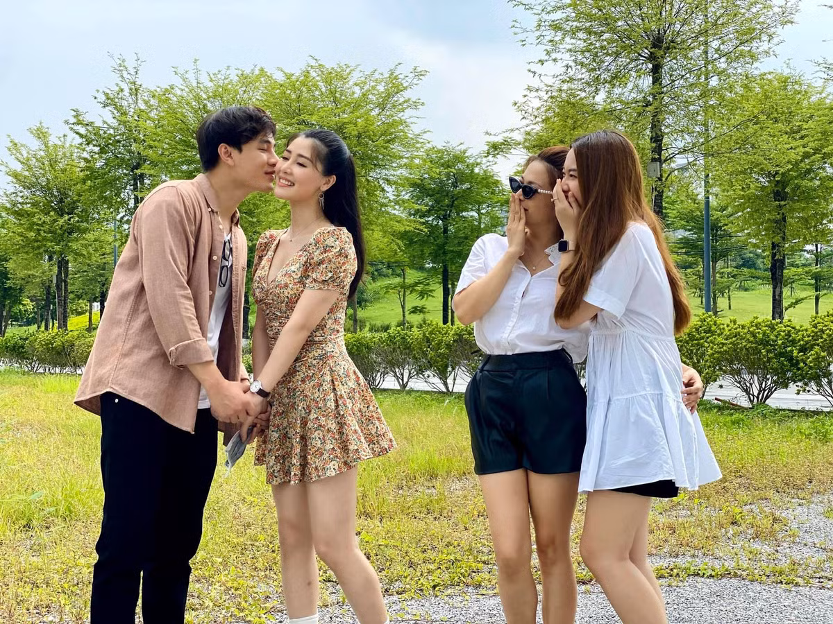 Đứng cạnh dàn diễn viên trẻ hơn mình cả chục tuổi nhưng Kiều Anh vẫn rất trẻ trung, phong cách và có phần nổi bật.