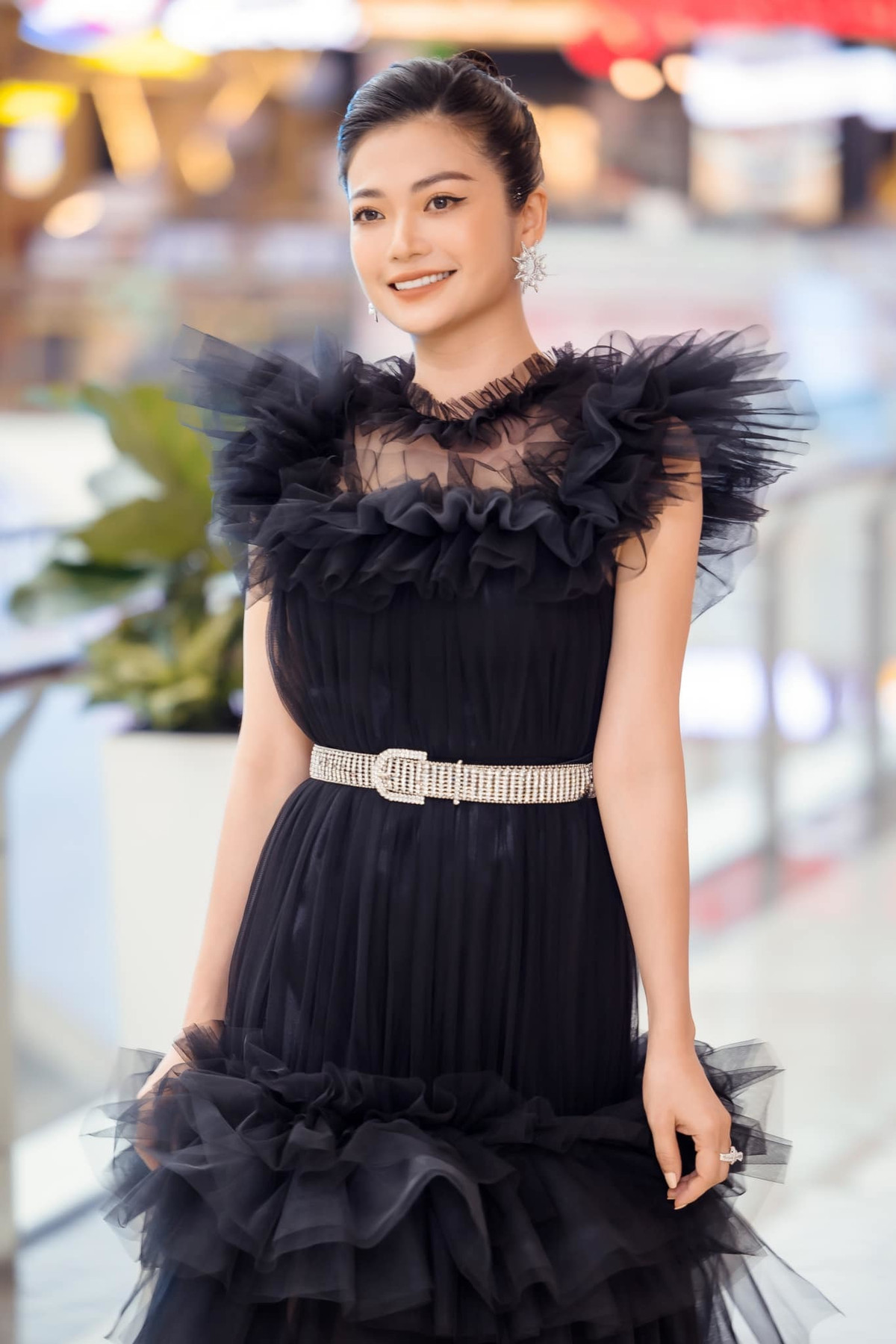 Kiều Anh trẻ trung khi dự ra mắt phim. Nữ diễn viên chọn lối trang điểm nhẹ nhàng nhưng rất quyến rũ.