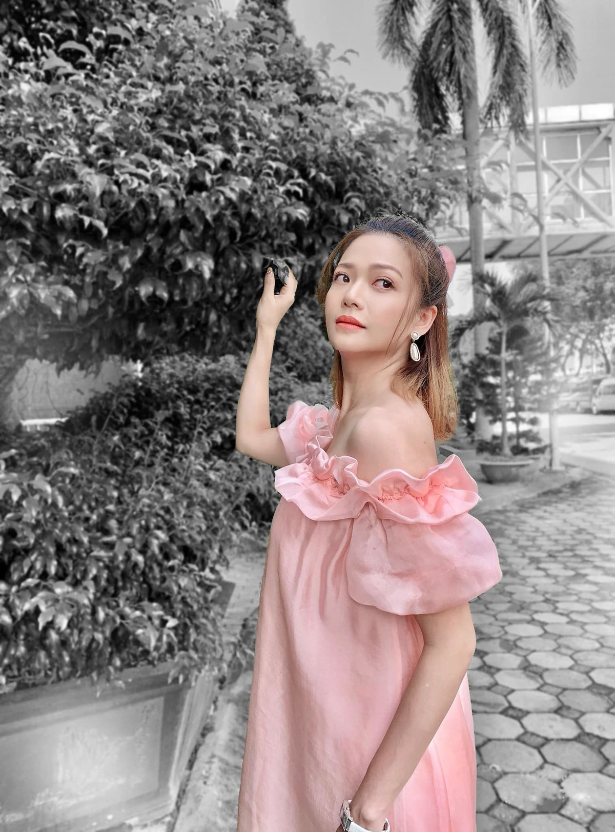 Bà mẹ một con được dịp diện những chiếc đầm trẻ trung và màu mè khi vào vai dì Mai, khác hẳn phong cách chững chạc của nhân vật Nguyệt mình đảm nhiệm trong bộ phim 'Hồ sơ cá sấu' tham gia trước đó.