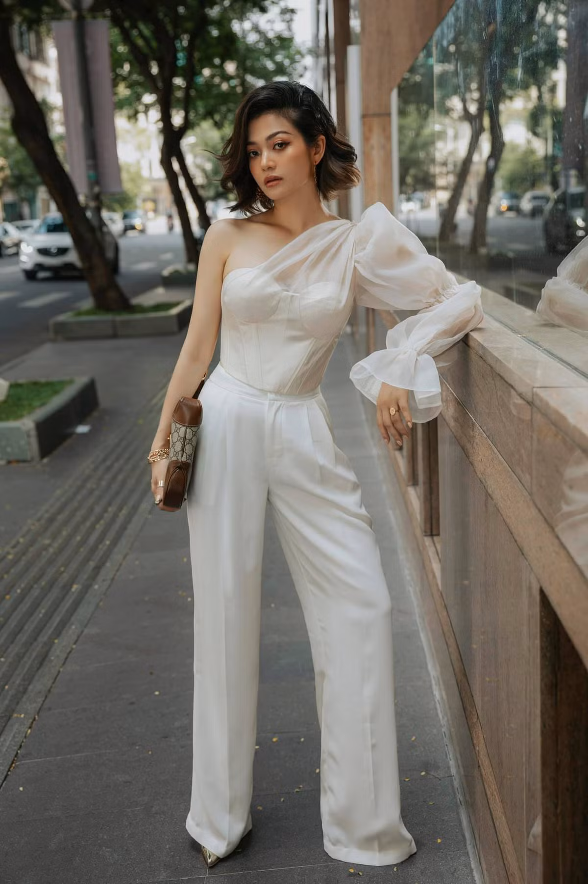 Nữ diễn viên sinh năm 1981 rất biết cách phối đồ kết hợp phụ kiện để tôn lên vóc dáng.