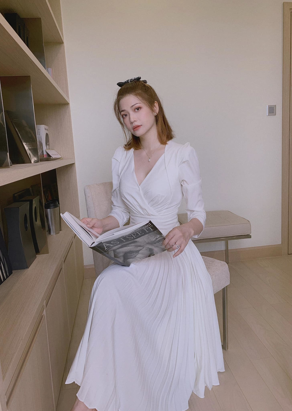 Dù đóng phim trong thời gian giãn cách xã hội nhưng Kiều Anh vẫn chuẩn bị trang phục phong phú cho nhân vật của mình. Cô chọn những chiếc nơ nhiều màu sắc làm điểm nhấn cho mái tóc.