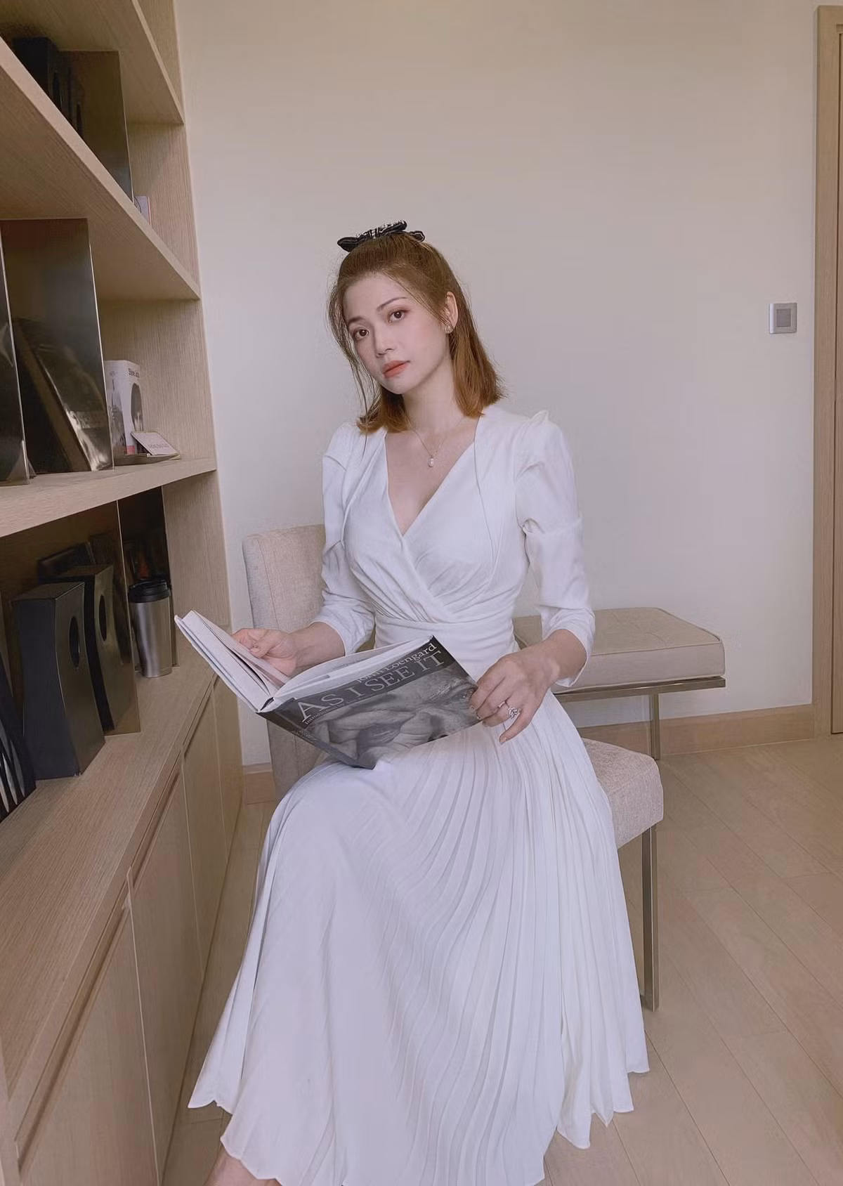 Dù đóng phim trong thời gian giãn cách xã hội nhưng Kiều Anh vẫn chuẩn bị trang phục phong phú cho nhân vật của mình. Cô chọn những chiếc nơ nhiều màu sắc làm điểm nhấn cho mái tóc.