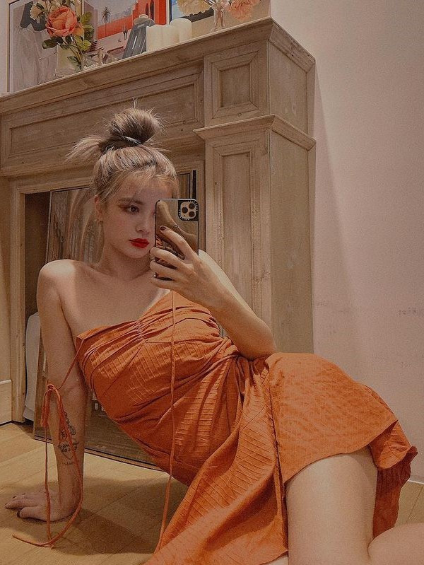 Tháng 3/2018, Lin khiến người hâm mộ bất ngờ khi tiết lộ mang thai con đầu lòng. Khi đó, cô bí mật đăng ký kết hôn được một năm. Đám cưới của cô và chồng là nhà thiết kế thời trang diễn ra vào tháng 10/2019. Sau khi sinh, hot girl xứ Đài vẫn giữ được vóc dáng gợi cảm.