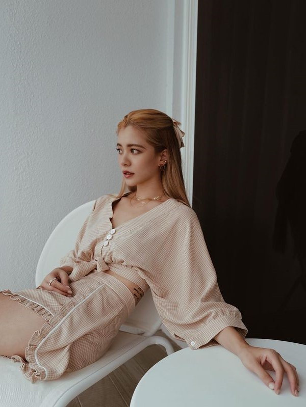 Bên cạnh theo đuổi nghệ thuật, Lin còn điều hành shop phụ kiện thời trang online. Cô cũng làm mẫu quảng cáo cho các sản phẩm của chính mình. Gu thời trang của nàng hot girl được khen tôn dáng, gợi cảm.