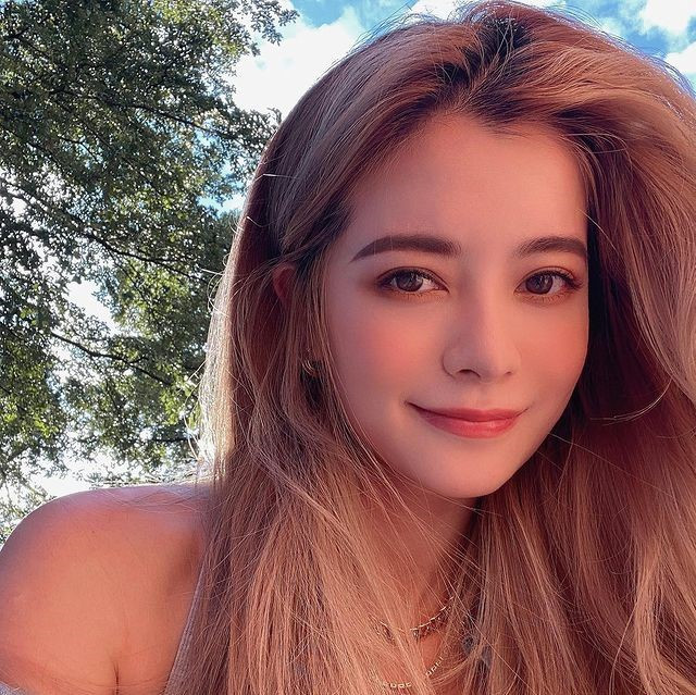  Lyla Lin (sinh năm 1990) thuộc dàn hot girl đời đầu của Đài Loan, Trung Quốc. Cô sau đó phát triển sự nghiệp ca sĩ, diễn viên, người mẫu. Có gương mặt xinh đẹp và thân hình gợi cảm, Lin từng xuất hiện trên trang bìa của một số tạp chí nổi tiếng về thời trang, làm đẹp như Vogue, Men’s Body, FLASH.