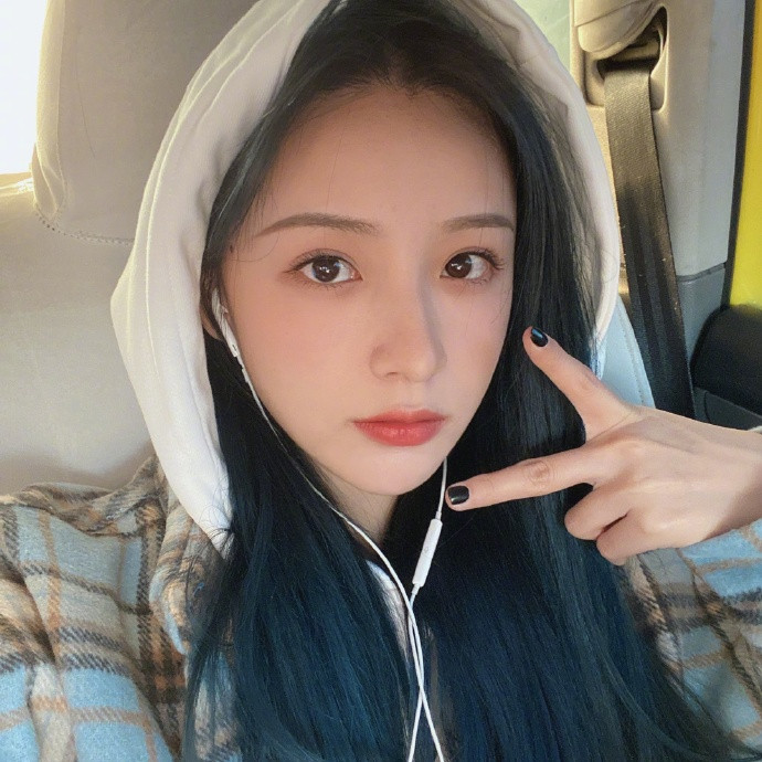 Bên cạnh đó, Nhị Kha còn sở hữu giọng hát khá, được khen ngọt ngào, có cảm xúc. Đây cũng là niềm đam mê lớn của cô sau thể thao điện tử. Trên trang cá nhân, Nhị Kha thường xuyên đăng tải các video cover bài hát nổi tiếng của Châu Kiệt Luân hay Vương Phi theo phong cách mộc mạc. "Vương Phi trong giới streamer" còn là biệt danh khác của hot girl sinh năm 1995.