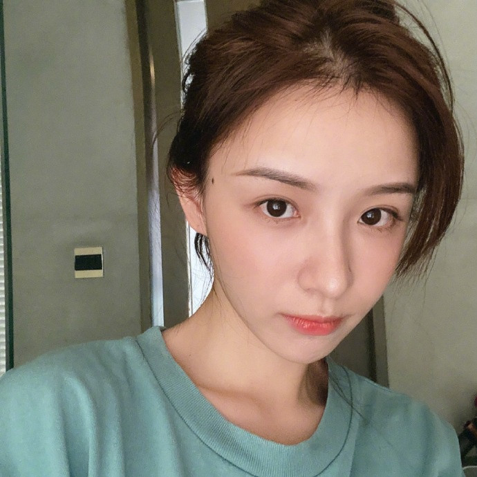 Mặt mộc nhận được nhiều lời khen của Nhị Kha. Cô gái sinh năm 1995 cũng là một trong những hot girl mạng gây thiện cảm vì không lạm dụng filter chỉnh ảnh khi livestream cũng như có vẻ đẹp tự nhiên.