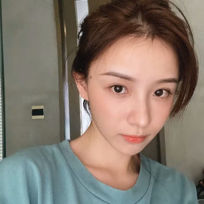 Mặt mộc nhận được nhiều lời khen của Nhị Kha. Cô gái sinh năm 1995 cũng là một trong những hot girl mạng gây thiện cảm vì không lạm dụng filter chỉnh ảnh khi livestream cũng như có vẻ đẹp tự nhiên.