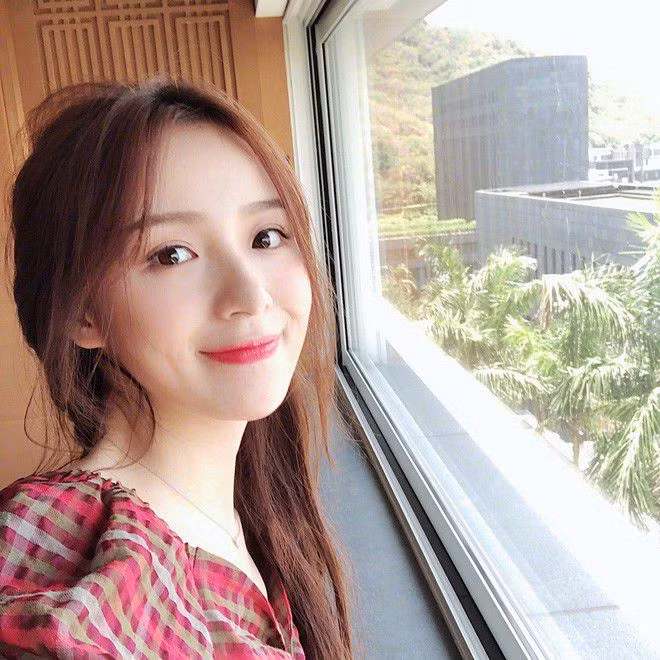 Tuy nhiên, Nhị Kha vẫn thể hiện quyết tâm theo đuổi âm nhạc khi chăm chỉ ra các video cover và chia sẻ trên trang cá nhân, song song với làm streamer.