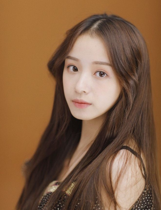 Chỉ trong 2 ngày đầu tiên lên sóng livestream, Nhị Kha đã thu hút sự chú ý lớn nhờ nhan sắc nổi bật và khả năng chơi game điêu luyện. Trước đó, cô từng là thành viên của một nhóm thi đấu game Liên Minh Huyền Thoại chuyên nghiệp. Nhị Kha còn được nhiều dân mạng gọi là "thần tiên tỷ tỷ" trong giới streamer.