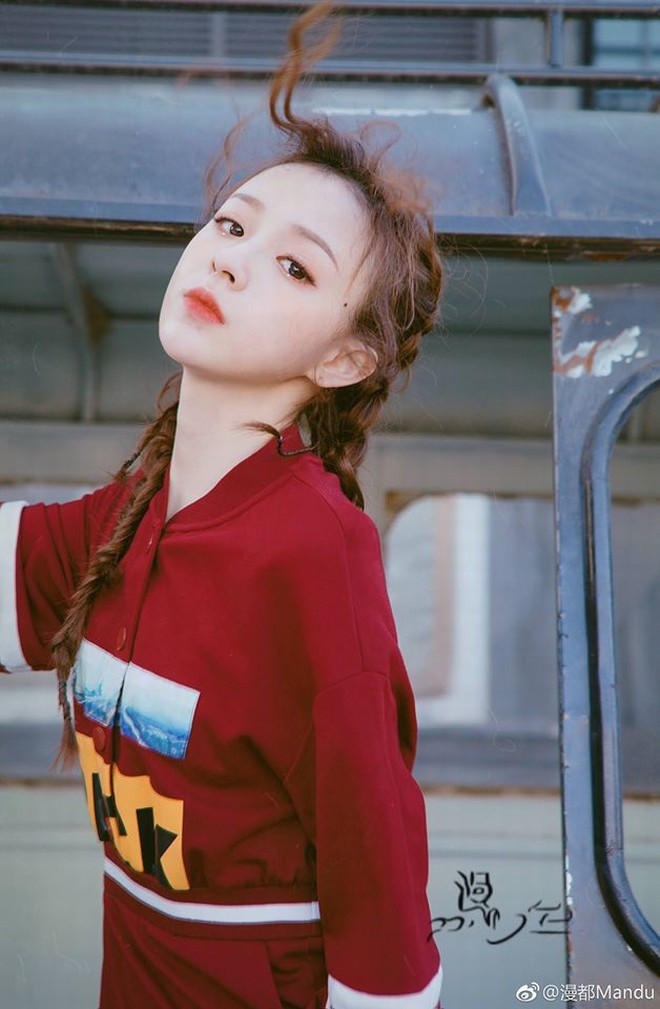 Nhờ giọng hát tốt và video có đầu tư, những bản cover của nữ streamer hút hàng triệu lượt xem và bình luận tích cực từ dân mạng. Nhiều người còn cho rằng Nhị Kha sẽ nhận được nhiều sự ủng hộ nếu theo đuổi nghiệp ca sĩ nhờ "vừa có sắc, vừa có tài".