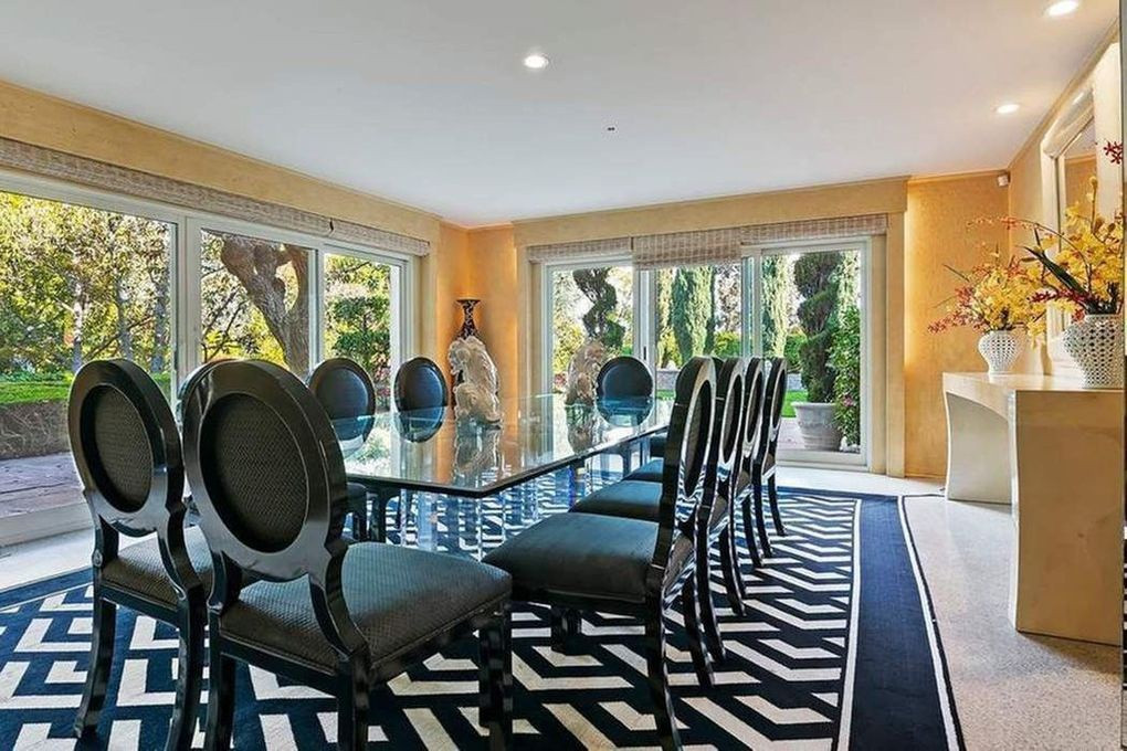 Phòng ăn chính rộng lớn, trang trọng với những gam màu bắt mắt được kết hợp tinh tế. Các ô cửa kính xung quanh đem đến ánh sáng tự nhiên và cảnh sắc sân vườn.