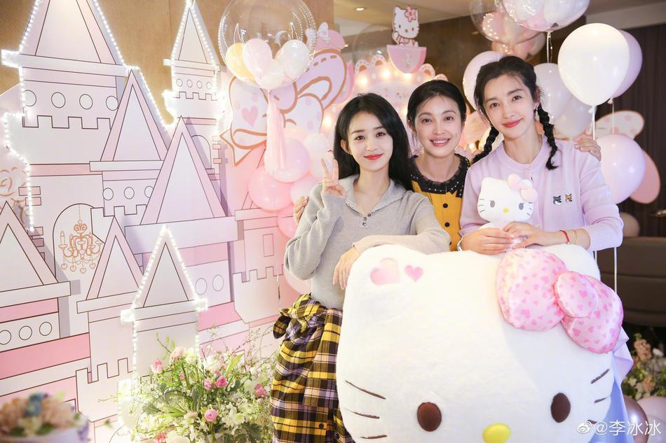 Lý Băng Băng và Nhậm Tuyền gặp gỡ rồi trở thành bạn thân khi còn theo học tại Học viện Hý kịch Thượng Hải từ năm 1993. Khi thành danh, họ hợp tác trong hơn 20 bộ phim với nhiều dự án ăn khách như Tuổi trẻ hành động, Nhất cước định giang sơn... Họ từng vướng vô số tin đồn hẹn hò vì thân thiết quá mức. Tuy nhiên, cặp sao phủ nhận và cho biết không có tình cảm trên mức bạn bè.