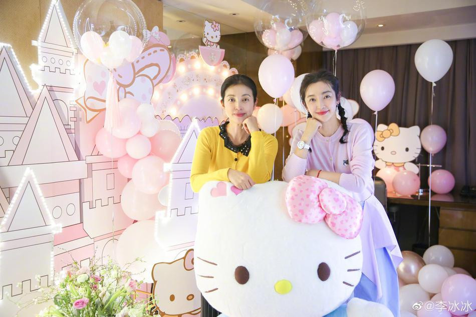 Lý Băng Băng là một trong những đại hoa đán có vị thế cao tại Trung Quốc. Cô nổi tiếng nhờ Vua Kung Fu, Tuyết hoa và mật phiến, Thời niên thiếu của Bao Thanh Thiên… Ở tuổi U50, cô vẫn duy trì được vóc dáng thon gọn, quyến rũ và nhan sắc tươi trẻ. Lý Băng Băng được mệnh danh là "người đàn bà thép" của giới giải trí Hoa ngữ do tính cách quyết đoán, mạnh mẽ.