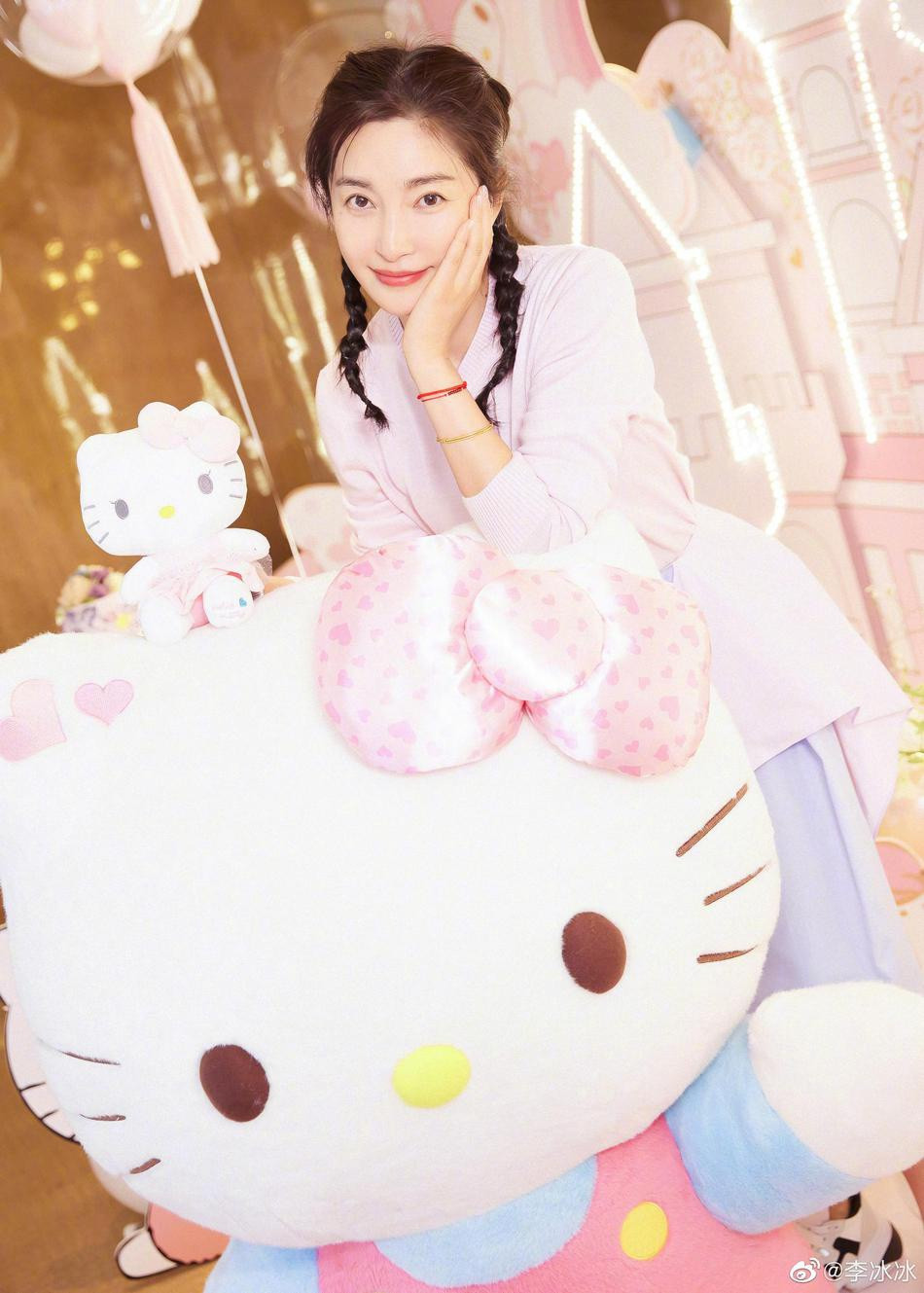 Nữ diễn viên đang hẹn hò với doanh nhân trẻ kém 16 tuổi tên Hứa Văn Nam từ năm 2016. Tháng 3/2020, có thông tin Lý Băng Băng đã chia tay bạn trai sau gần 4 năm gắn bó. Nguyên nhân là Lý Băng Băng phát hiện người tình có ý đồ xấu, không yêu thương cô thật lòng.