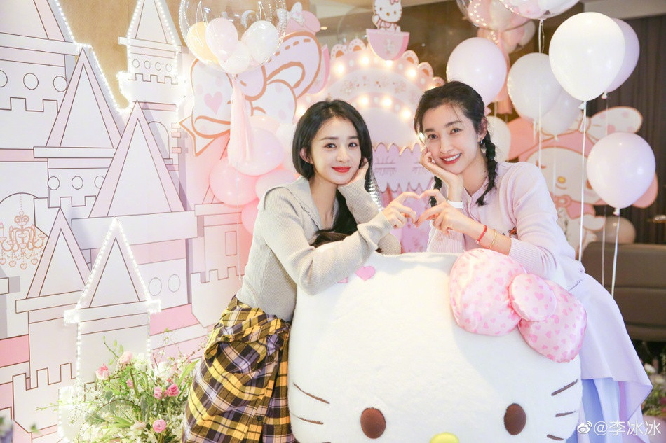 Bên cạnh đó, Lý Băng Băng còn hợp tác mở nhà hàng với tài tử Nhậm Tuyền. Họ là bạn bè thân thiết gắn bó hàng chục năm, công việc kinh doanh ngày càng phát triển.