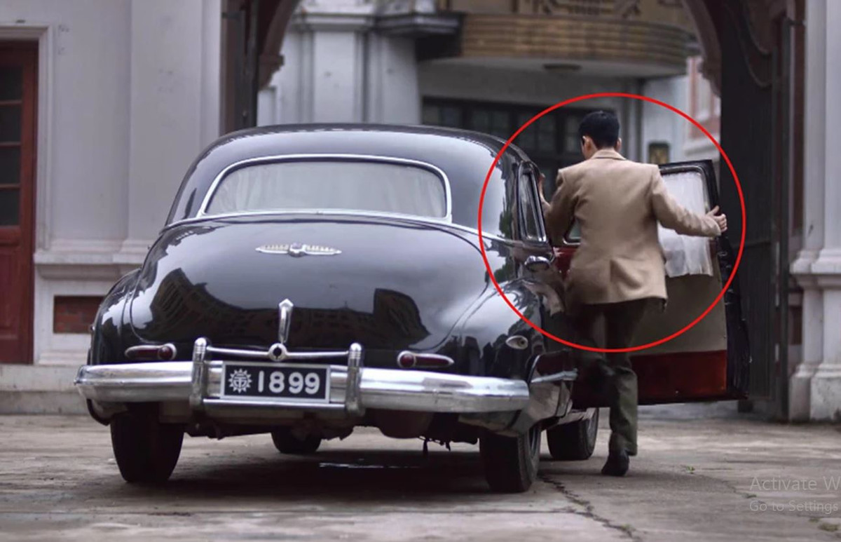 Kẻ phản nghịch là tác phẩm đề tài gián điệp đang thu hút sự chú ý của khán giả với điểm chất lượng trên Douban lên tới 8,3/10. Tài tử Chu Nhất Long vào vai Lâm Nam Sênh, một điệp viên đang trong thời kỳ học việc. Trong đó có cảnh Lâm Nam Sênh bị ngã khi đi cùng Trần Mặc Quần khiến áo khoác của anh bị bẩn. Tuy nhiên, trong cảnh quay ngay sau đó, quần áo của Lâm Nam Sênh lại sạch sẽ như chưa có gì xảy ra.