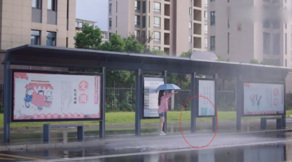 Ngoài lỗi lịch sử, phim truyền hình còn thường mắc lỗi logic, hoặc hậu kỳ kém chỉn chu. Ví dụ phim Vô tình nhặt được tổng tài của Triệu Lộ Tư có cảnh cô đứng chờ xe bus giữa trời mưa. Tuy nhiên, khán giả phát hiện bầu trời vẫn nắng, mưa chỉ xối xả tại nơi Triệu Lộ Tư đứng.