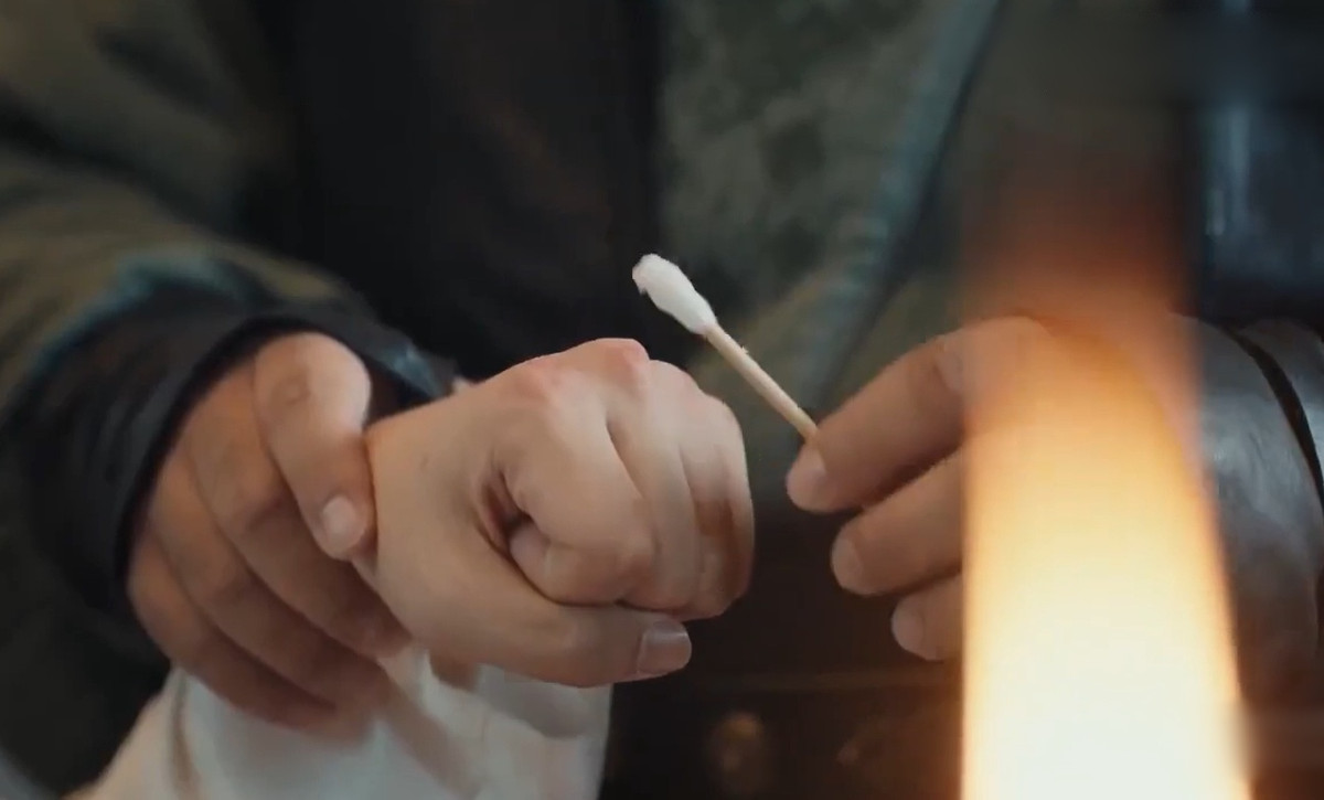 Bên cạnh đó, còn có các chi tiết như mẹ của Ninh Nghị chơi trò mạt chược lại ghi số La Mã hay cách sát trùng vết thương bằng tăm bông đều không phù hợp với bối cảnh phim cổ trang.