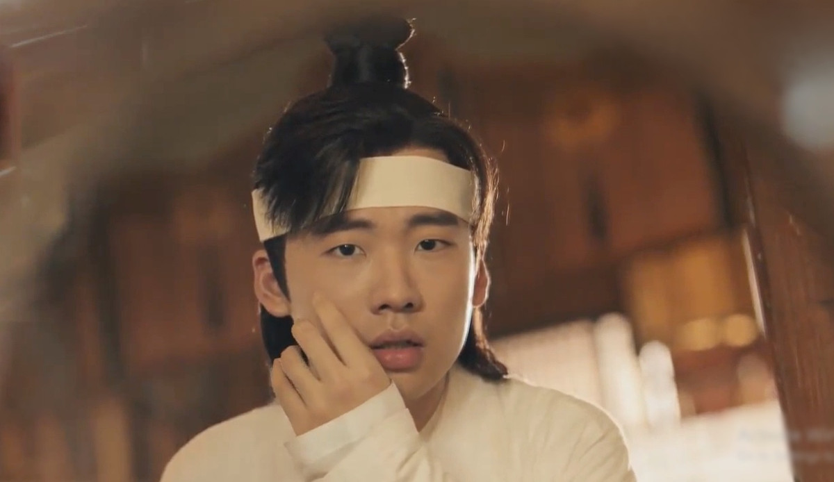 Một tác phẩm khác cũng được đánh giá cao là phim truyền hình Ở rể do Quách Kỳ Lân và Tống Dật đóng chính. Trong phim Quách Kỳ Lân vào vai Ninh Nghị là người đầu tư tài chính chuyên nghiệp bỗng xuyên không trở về thời cổ đại và trở thành chàng rể của nhà họ Tô. Trong tập 1, khi Ninh Nghị tỉnh dậy thì phát hiện mình trở về thời quá khứ, đến soi gương thủy tinh rõ nét. Tuy nhiên, thời cổ đại vốn không có gương thủy tinh mà chỉ có gương đồng. Đây là chi tiết sai lịch sử.