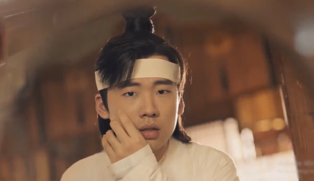 Một tác phẩm khác cũng được đánh giá cao là phim truyền hình Ở rể do Quách Kỳ Lân và Tống Dật đóng chính. Trong phim Quách Kỳ Lân vào vai Ninh Nghị là người đầu tư tài chính chuyên nghiệp bỗng xuyên không trở về thời cổ đại và trở thành chàng rể của nhà họ Tô. Trong tập 1, khi Ninh Nghị tỉnh dậy thì phát hiện mình trở về thời quá khứ, đến soi gương thủy tinh rõ nét. Tuy nhiên, thời cổ đại vốn không có gương thủy tinh mà chỉ có gương đồng. Đây là chi tiết sai lịch sử.