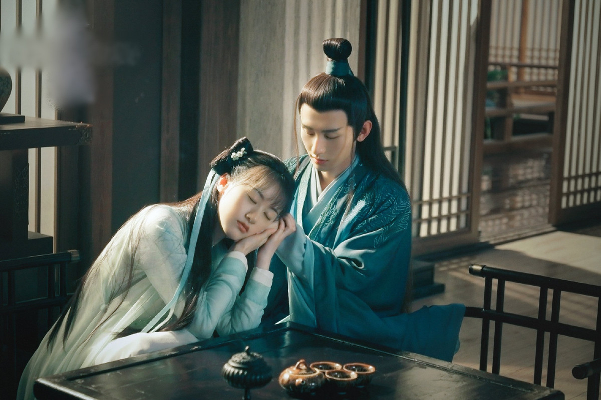 Trong phim Lưu ly, Viên Băng Nghiên và Thành Nghị đóng nhân vật thần tiên nhưng trên màn ảnh xuất hiện cả điện thoại cầm tay. Theo Sina, việc sai sót về mặt lịch sử là điều dễ thấy nhất trong các phim cổ trang. Điều này có thể được khán giả dễ bỏ qua vì chi tiết nhỏ. Tuy nhiên, việc sai lệch diễn ra nhiều lần, ở nhiều tác phẩm có thể khiến người xem hiểu sai kiến thức lịch sử.