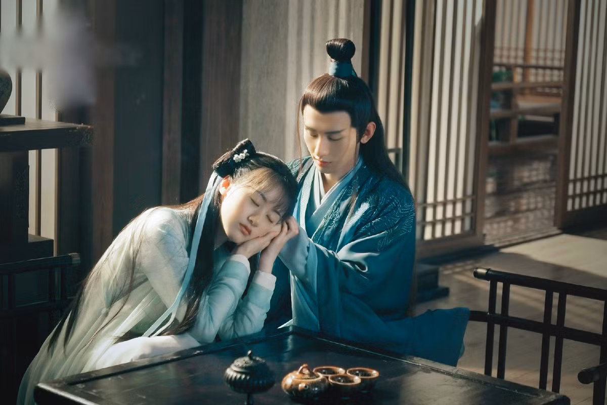 Trong phim Lưu ly, Viên Băng Nghiên và Thành Nghị đóng nhân vật thần tiên nhưng trên màn ảnh xuất hiện cả điện thoại cầm tay. Theo Sina, việc sai sót về mặt lịch sử là điều dễ thấy nhất trong các phim cổ trang. Điều này có thể được khán giả dễ bỏ qua vì chi tiết nhỏ. Tuy nhiên, việc sai lệch diễn ra nhiều lần, ở nhiều tác phẩm có thể khiến người xem hiểu sai kiến thức lịch sử.