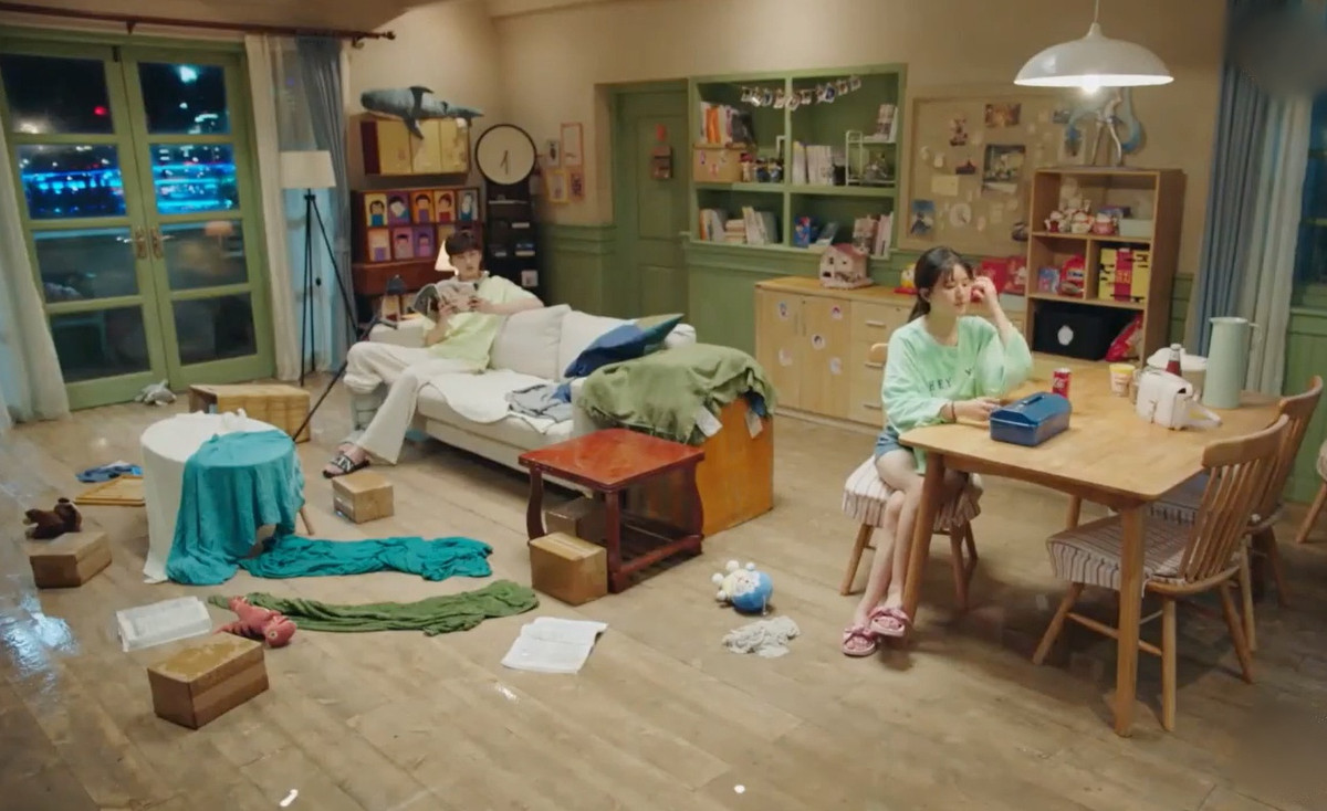 Sau đó, nước tự nhiên rút đi ở cảnh sau nhưng không có cảnh thu dọn, đồ đạc vẫn còn nguyên trên sàn.