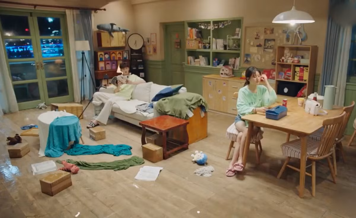 Sau đó, nước tự nhiên rút đi ở cảnh sau nhưng không có cảnh thu dọn, đồ đạc vẫn còn nguyên trên sàn.