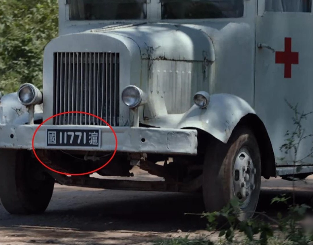 Cũng trong phim Kẻ phản nghịch, khán giả phát hiện biển số xe 11771 được dùng cho nhiều loại xe khác nhau dù là xe tư hay xe cứu thương. Bộ phim lấy bối cảnh năm 1936, tuy nhiên có nhiều chi tiết trong tác phẩm sai lệch về thời cuộc như những đầu sách trong thư viện vốn xuất bản sau đó cả chục năm vẫn xuất hiện trong khung hình. Hoặc có chi tiết không logic như hai nhân vật vốn đã gặp nhau lại không nhận ra đối phương.