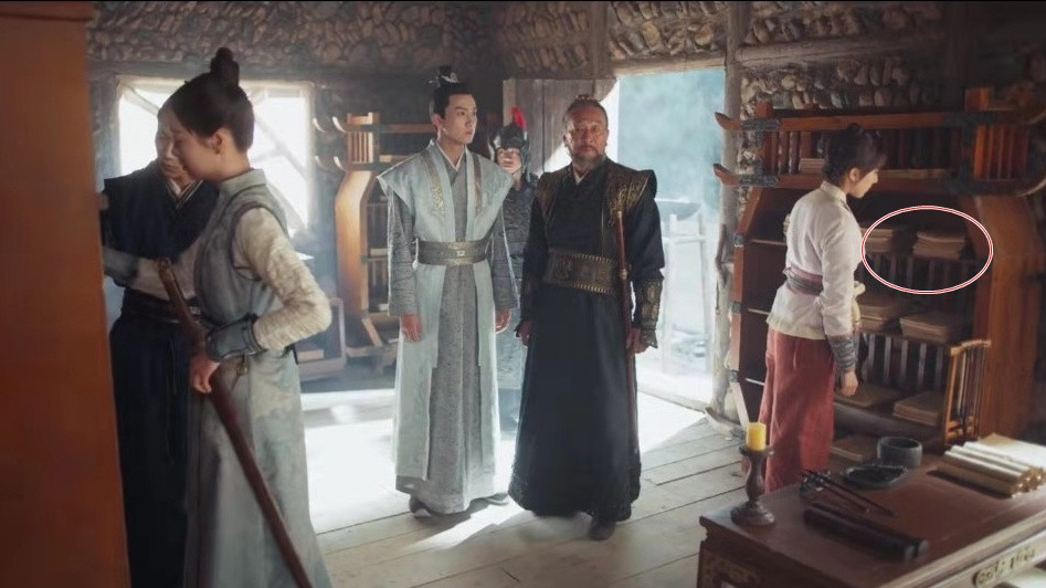 Ví dụ, trong phim Ngự tứ tiểu ngỗ tác, tác phẩm được yêu thích tại Trung Quốc hồi tháng 5, tại một thư viện bị quan binh lục soát, các cuốn sách được đóng bằng chỉ phía gáy. Tuy nhiên, theo lịch sử Trung Quốc, vào thời Đường, bối cảnh của phim, trang sách được dán vào các cuốn trục vải hoặc là một trang giấy dài được gập lại.