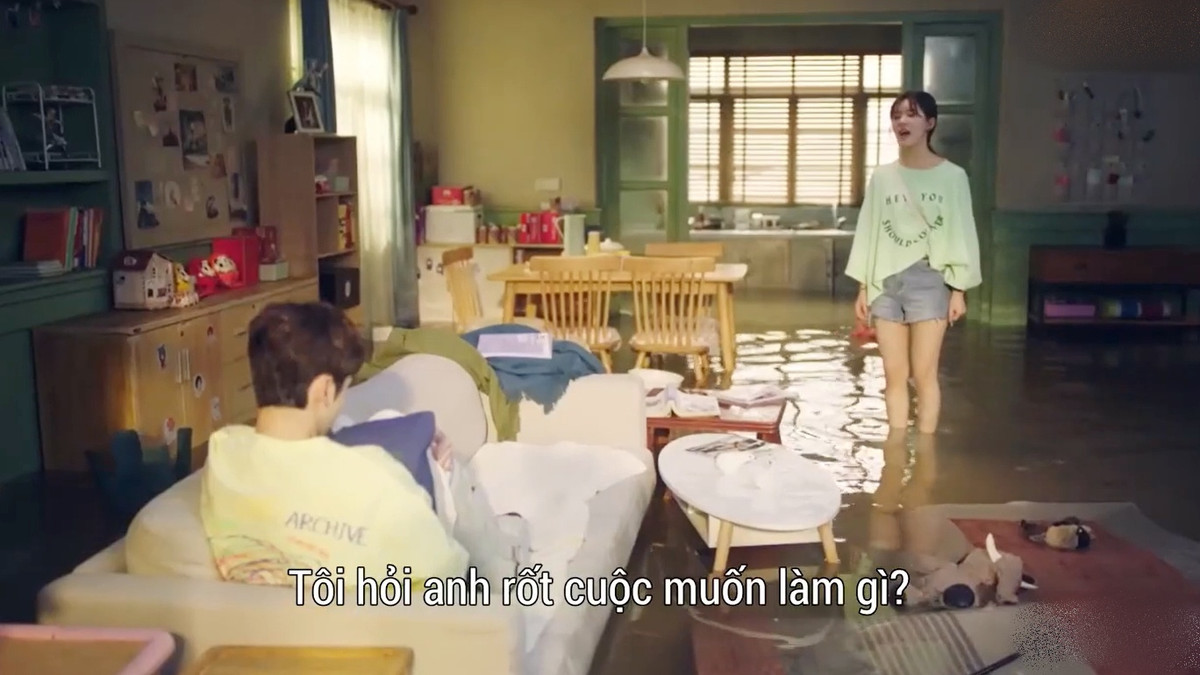 Trong cảnh quay khác ở tập 2, van khóa nước ở nhà bếp bị hỏng, nước chảy ra sàn nhà. Căn hộ của Triệu Lộ Tư ở trên tầng nhưng nước có thể ngập đến bắp chân mà không chảy xuống tầng dưới.