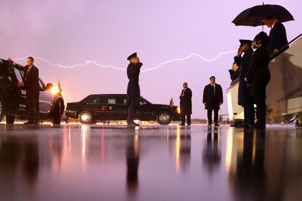 Đằng sau những bức ảnh ấn tượng nhất của Tổng thống Mỹ thứ 45 - Hình 4 Dang sau nhung buc anh an tuong nhat cua Tong thong My thu 45-Hinh-4